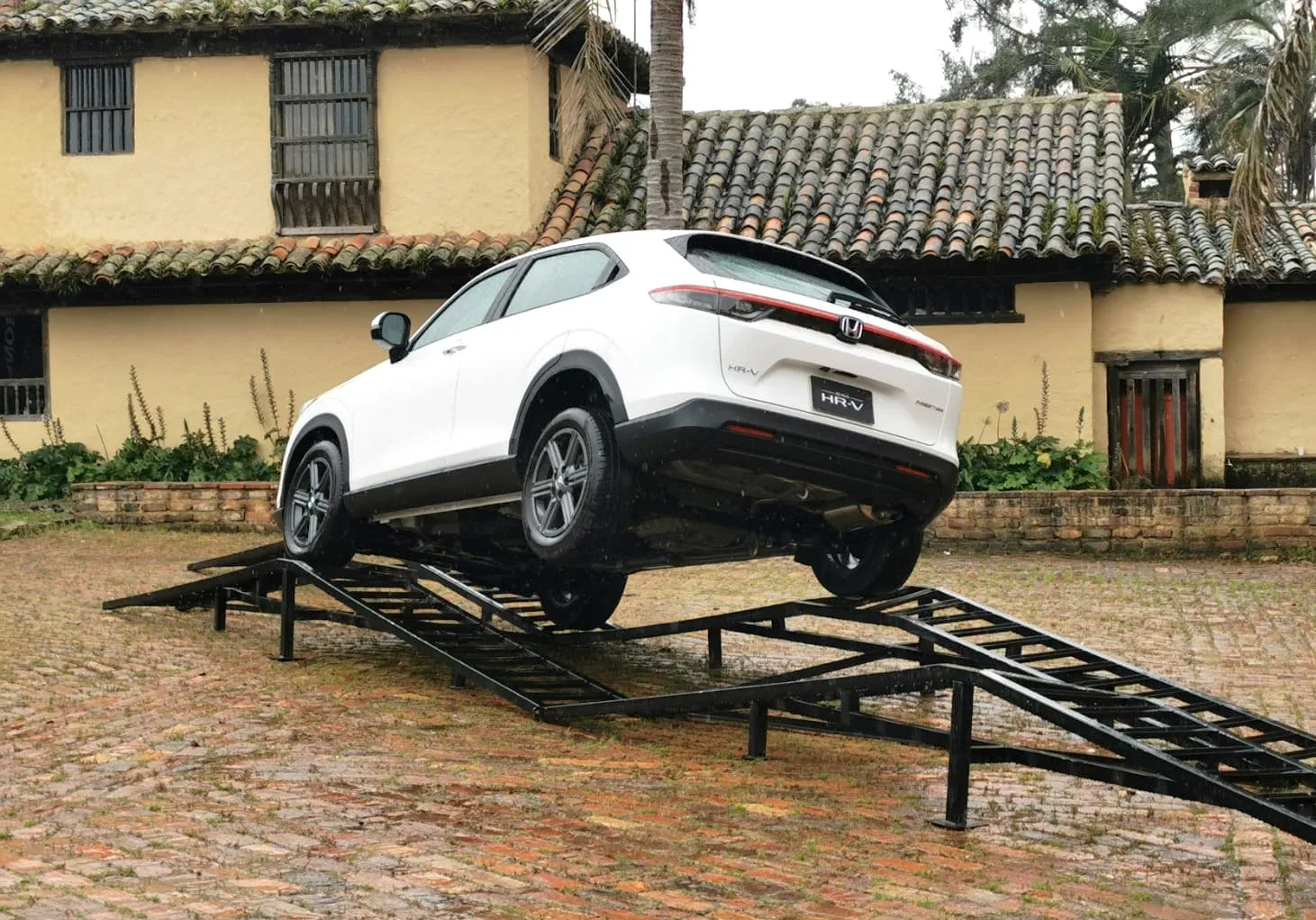 HONDA HR-V DE NUEVO EN EL JUEGO: AHORA CON ESTILO, POTENCIA Y UN PRECIO IMBATIBLE EN COLOMBIA V12MAGAZINE HONDA HR-V regresa a Colombia con fuerza, relanzando una SUV compacta que combina diseño fastback, tecnología avanzada y un precio competitivo. Desde Bogotá, Honda presenta un vehículo que promete revolucionar el mercado automotriz. V12MAGAZINE