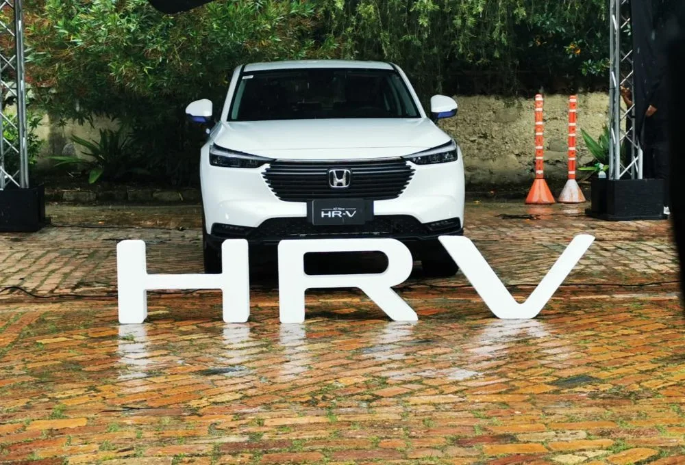 HONDA HR-V DE NUEVO EN EL JUEGO: AHORA CON ESTILO, POTENCIA Y UN PRECIO IMBATIBLE EN COLOMBIA V12MAGAZINE HONDA HR-V regresa a Colombia con fuerza, relanzando una SUV compacta que combina diseño fastback, tecnología avanzada y un precio competitivo. Desde Bogotá, Honda presenta un vehículo que promete revolucionar el mercado automotriz. V12MAGAZINE