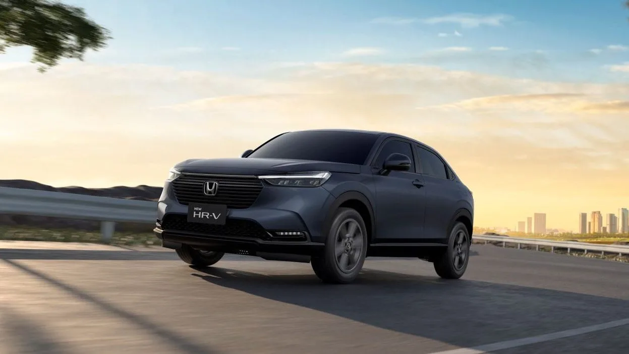 HONDA HR-V DE NUEVO EN EL JUEGO: AHORA CON ESTILO, POTENCIA Y UN PRECIO IMBATIBLE EN COLOMBIA V12MAGAZINE HONDA HR-V regresa a Colombia con fuerza, relanzando una SUV compacta que combina diseño fastback, tecnología avanzada y un precio competitivo. Desde Bogotá, Honda presenta un vehículo que promete revolucionar el mercado automotriz. V12MAGAZINE