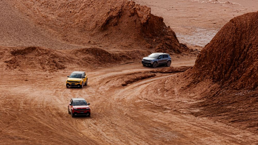 JEEP AVENGER: EL IMPARABLE SUV QUE DEBUTA EN COLOMBIA CON TRES PROPULSORES: ELÉCTRICO, HÍBRIDO Y GASOLINA V12MAGAZINE Jeep anuncia la llegada para el 23 de mayo del Jeep Avenger a Colombia, un SUV que une adrenalina, sostenibilidad y tecnología para dominar calles y caminos rurales. V12MAGAZINE
