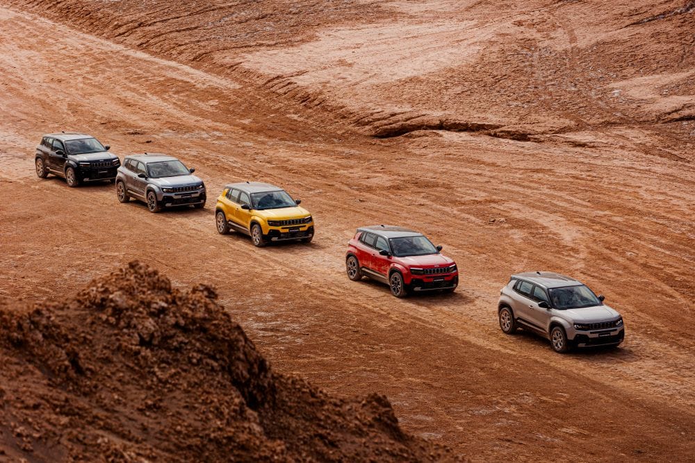JEEP AVENGER: EL IMPARABLE SUV QUE DEBUTA EN COLOMBIA CON TRES PROPULSORES: ELÉCTRICO, HÍBRIDO Y GASOLINA V12MAGAZINE Jeep anuncia la llegada para el 23 de mayo del Jeep Avenger a Colombia, un SUV que une adrenalina, sostenibilidad y tecnología para dominar calles y caminos rurales. V12MAGAZINE