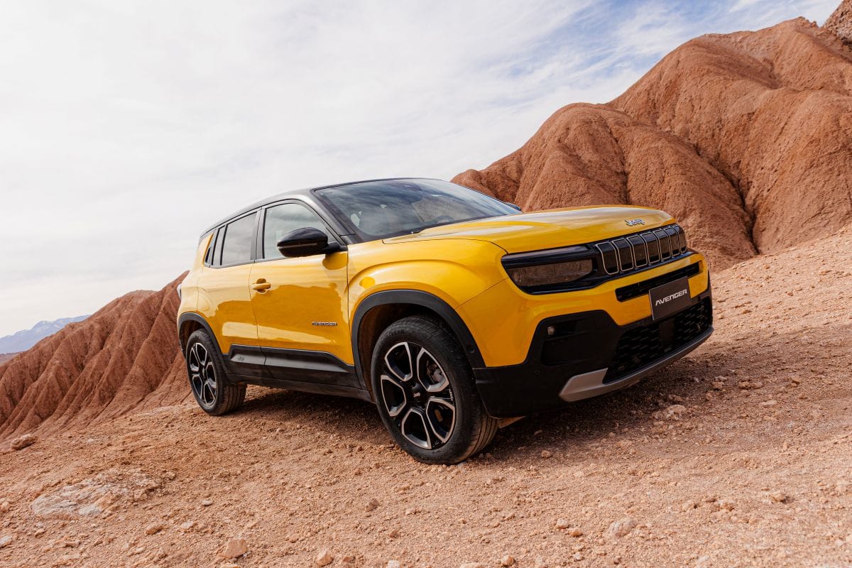 JEEP AVENGER: EL IMPARABLE SUV QUE DEBUTA EN COLOMBIA CON TRES PROPULSORES: ELÉCTRICO, HÍBRIDO Y GASOLINA V12MAGAZINE Jeep Avenger