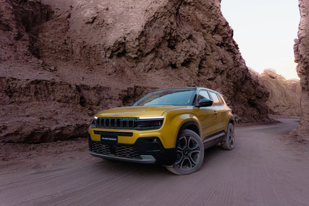 JEEP AVENGER: EL IMPARABLE SUV QUE DEBUTA EN COLOMBIA CON TRES PROPULSORES: ELÉCTRICO, HÍBRIDO Y GASOLINA V12MAGAZINE Jeep anuncia la llegada para el 23 de mayo del Jeep Avenger a Colombia, un SUV que une adrenalina, sostenibilidad y tecnología para dominar calles y caminos rurales. V12MAGAZINE