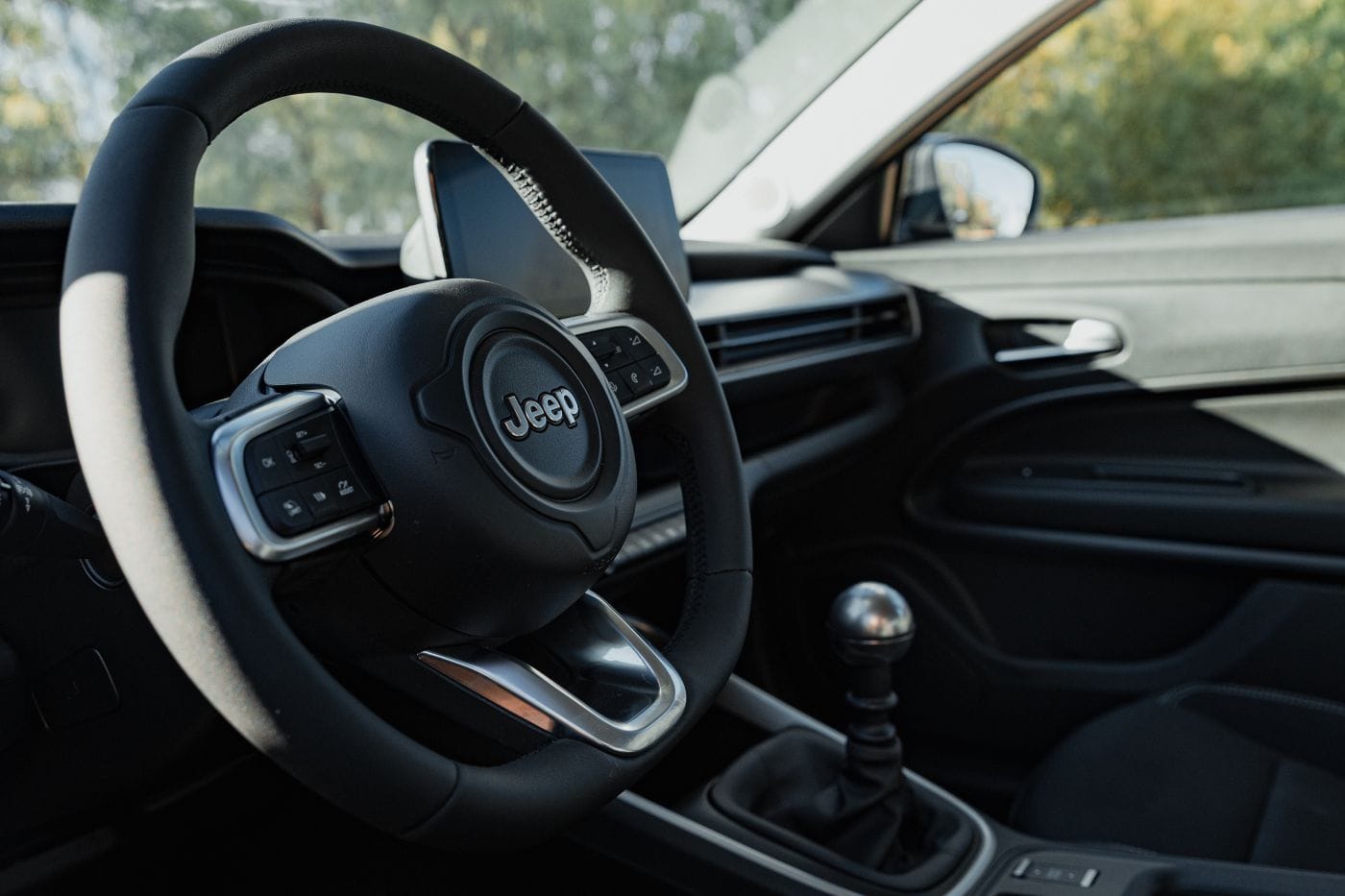 JEEP AVENGER: EL IMPARABLE SUV QUE DEBUTA EN COLOMBIA CON TRES PROPULSORES: ELÉCTRICO, HÍBRIDO Y GASOLINA V12MAGAZINE Jeep anuncia la llegada para el 23 de mayo del Jeep Avenger a Colombia, un SUV que une adrenalina, sostenibilidad y tecnología para dominar calles y caminos rurales. V12MAGAZINE