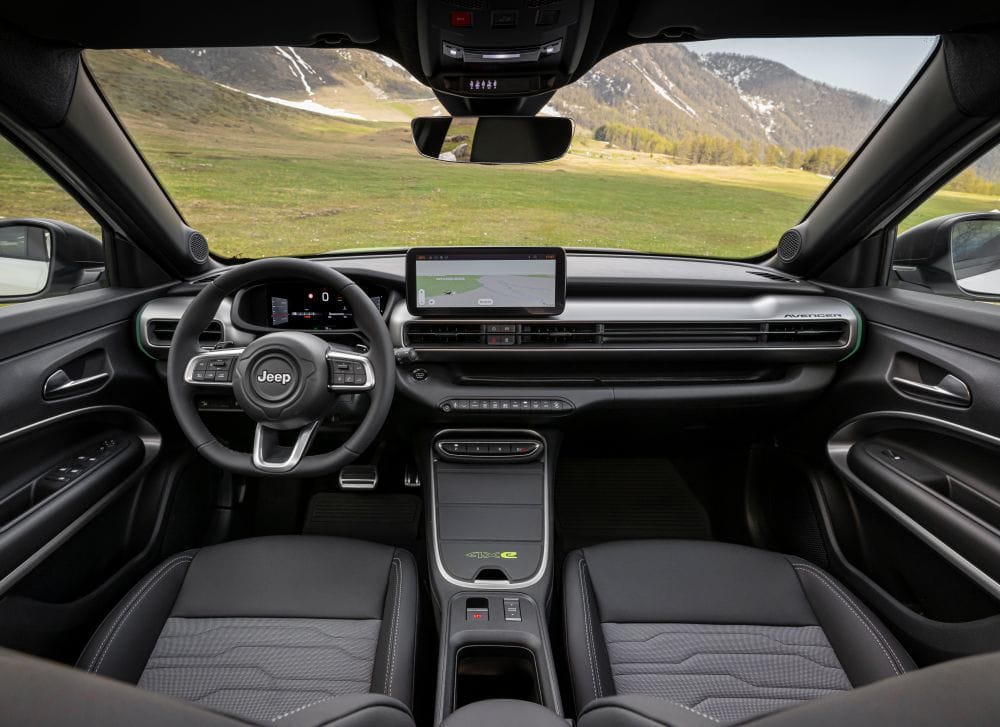 JEEP AVENGER: EL IMPARABLE SUV QUE DEBUTA EN COLOMBIA CON TRES PROPULSORES: ELÉCTRICO, HÍBRIDO Y GASOLINA V12MAGAZINE Jeep anuncia la llegada para el 23 de mayo del Jeep Avenger a Colombia, un SUV que une adrenalina, sostenibilidad y tecnología para dominar calles y caminos rurales. V12MAGAZINE