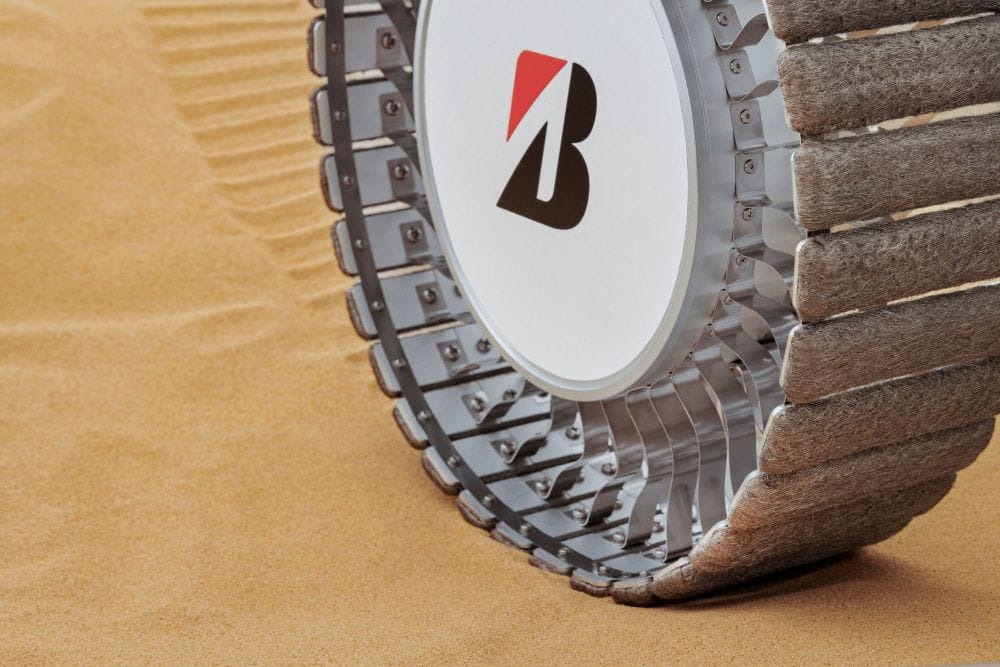 Las llantas para lunar rover de Bridgestone, fueron galardonadas con el prestigioso premio “Concepto de Llanta del Año” en los Tire Technology International Awards 2025. V12MAGAZINE