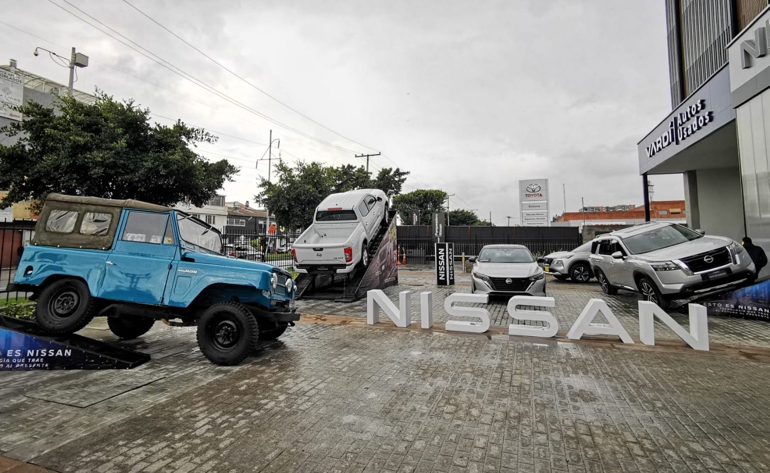 NISSAN INAUGURA SU VITRINA MÁS INNOVADORA Y SOSTENIBLE EN COLOMBIA CON UNA INVERSIÓN PODEROSA V12MAGAZINE NISSAN celebra sus 65 años en Colombia con la reinauguración de su icónica vitrina Morato, una instalación moderna, sostenible e innovadora que redefine el estándar del sector automotor en el país. V12MAGAZINE