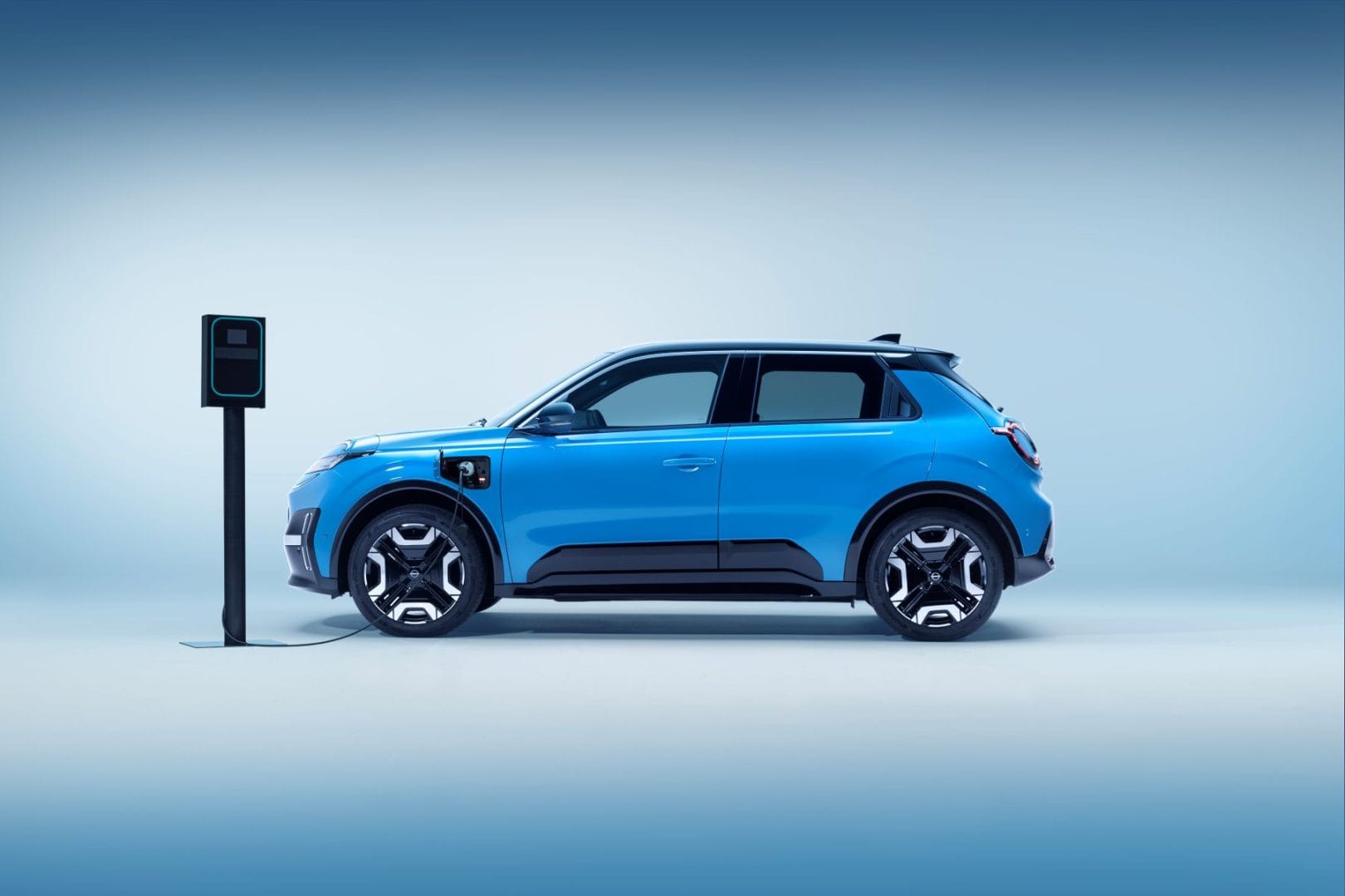 El nuevo Nissan Micra 2025 llega para conquistar el segmento B con una propuesta 100% eléctrica, cargada de diseño audaz, tecnología intuitiva y una experiencia de manejo perfectamente adaptada a la vida urbana moderna. V12MAGAZINE