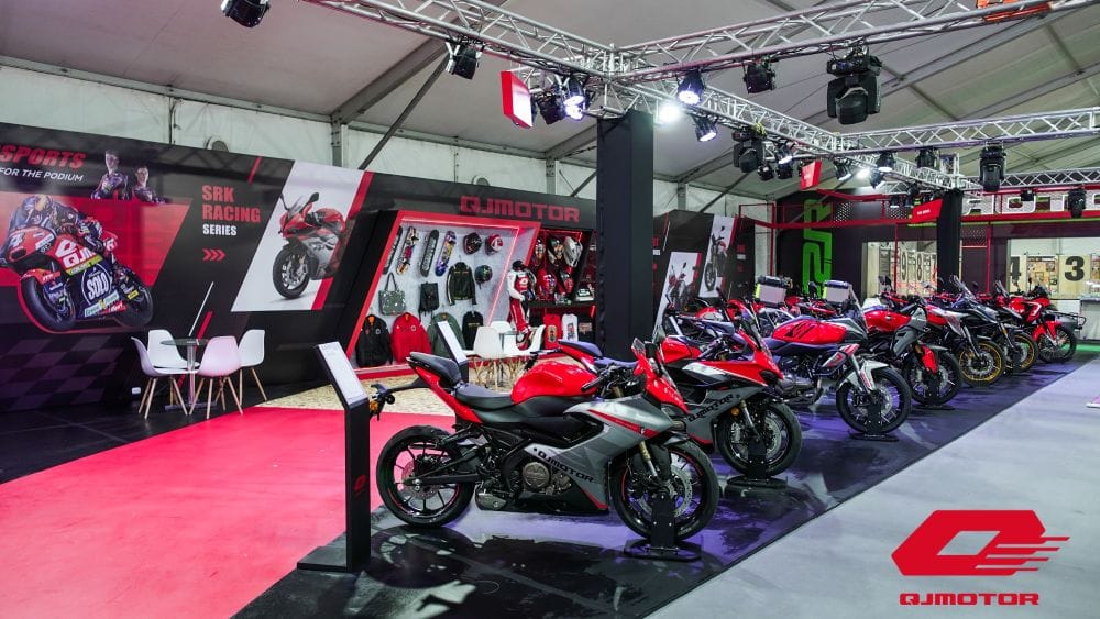QJMOTOR DESATA SU PODER EN LATINOAMÉRICA: UNA EXPANSIÓN IMPARABLE EN LA FERIA 2 RUEDAS 2025 V12MAGAZINE QJMOTOR regresa a América Latina con fuerza. Presenta sus ATV y motos premium como la SRT 600 SX y SRK 800-H en la Feria 2 Ruedas 2025 de Medellín. V12MAGAZINE