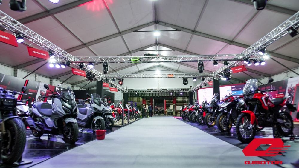 QJMOTOR DESATA SU PODER EN LATINOAMÉRICA: UNA EXPANSIÓN IMPARABLE EN LA FERIA 2 RUEDAS 2025 V12MAGAZINE QJMOTOR regresa a América Latina con fuerza. Presenta sus ATV y motos premium como la SRT 600 SX y SRK 800-H en la Feria 2 Ruedas 2025 de Medellín. V12MAGAZINE