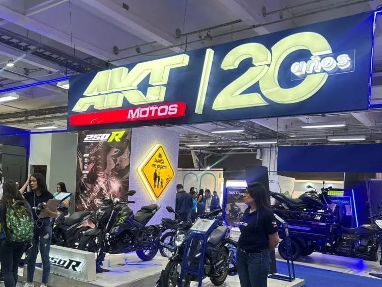 AKT MOTOS EN F2R 2025: POTENCIA Y ORGULLO COLOMBIANO QUE ACELERAN EL FUTURO V12MAGAZINE AKT motos