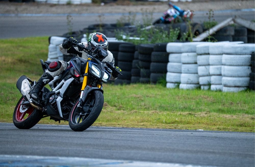 TVS MOTOR POTENCIALIZA SU FUTURO EN LA FERIA DE LAS DOS RUEDAS CON LA INTELIGENCIA ARTIFICIAL V12MAGAZINE TVS Motor Colombia, representada por AUTECO SAS, ofreció en la feria de Las 2 Ruedas, una propuesta que fusiona inteligencia artificial, prototipos futuristas y movilidad sostenible. V12MAGAZINE