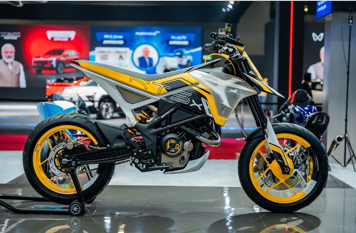 TVS MOTOR POTENCIALIZA SU FUTURO EN LA FERIA DE LAS DOS RUEDAS CON LA INTELIGENCIA ARTIFICIAL V12MAGAZINE TVS Motor Colombia, representada por AUTECO SAS, ofreció en la feria de Las 2 Ruedas, una propuesta que fusiona inteligencia artificial, prototipos futuristas y movilidad sostenible. V12MAGAZINE