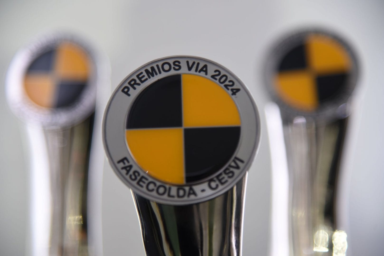 PREMIOS VÍA 2025: EL PODIO DE LA INNOVACIÓN AUTOMOTRIZ EN COLOMBIA V12MAGAZINE Los Premios Vía 2025 celebraron su 11ª edición reconociendo a las marcas automotrices que lideran en seguridad, costo de reparación y servicio posventa, destacando también su compromiso con la movilidad sostenible. V12MAGAZINE