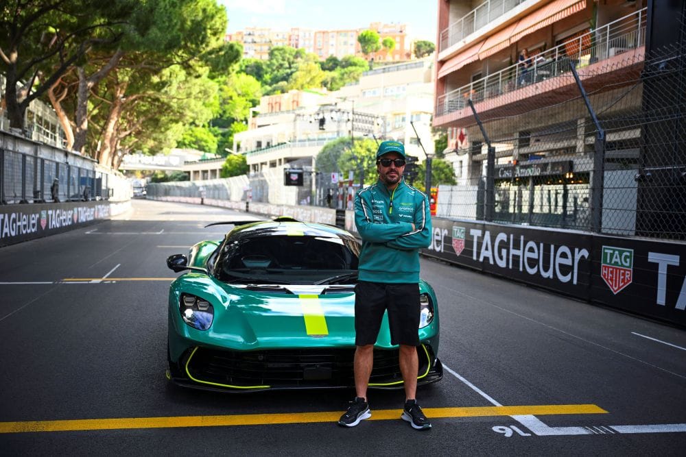 ASTON MARTIN VALHALLA: EL NUEVO OLIMPO DE LOS SUPERCAR V12MAGAZINE El Aston Martin Valhalla hizo su debut dinámico en el Gran Premio de Mónaco. Con 1.079 caballos y tecnología de Fórmula 1, es el superdeportivo más extremo de la marca. V12MAGAZINE