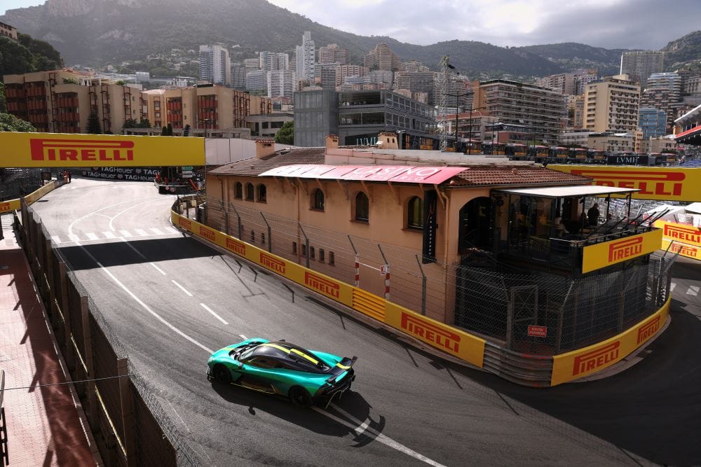 ASTON MARTIN VALHALLA: EL NUEVO OLIMPO DE LOS SUPERCAR V12MAGAZINE El Aston Martin Valhalla hizo su debut dinámico en el Gran Premio de Mónaco. Con 1.079 caballos y tecnología de Fórmula 1, es el superdeportivo más extremo de la marca. V12MAGAZINE
