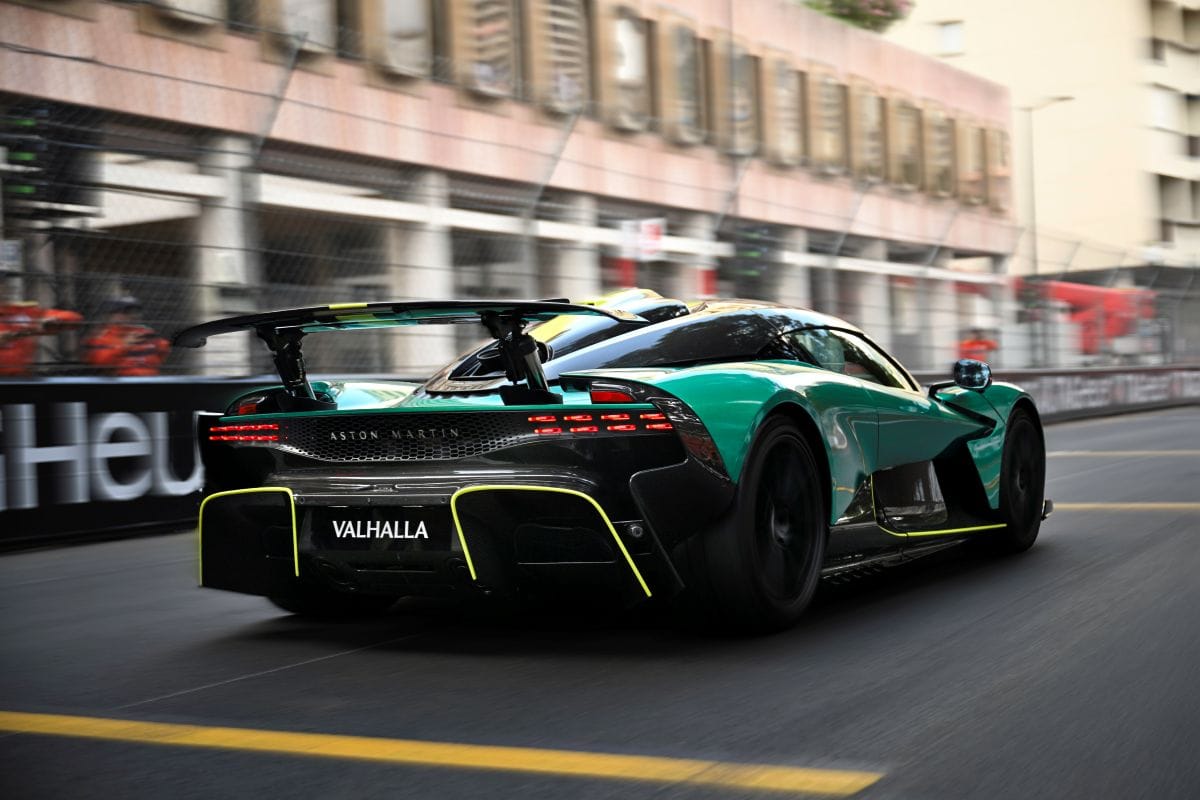 ASTON MARTIN VALHALLA: EL NUEVO OLIMPO DE LOS SUPERCAR V12MAGAZINE El Aston Martin Valhalla hizo su debut dinámico en el Gran Premio de Mónaco. Con 1.079 caballos y tecnología de Fórmula 1, es el superdeportivo más extremo de la marca. V12MAGAZINE
