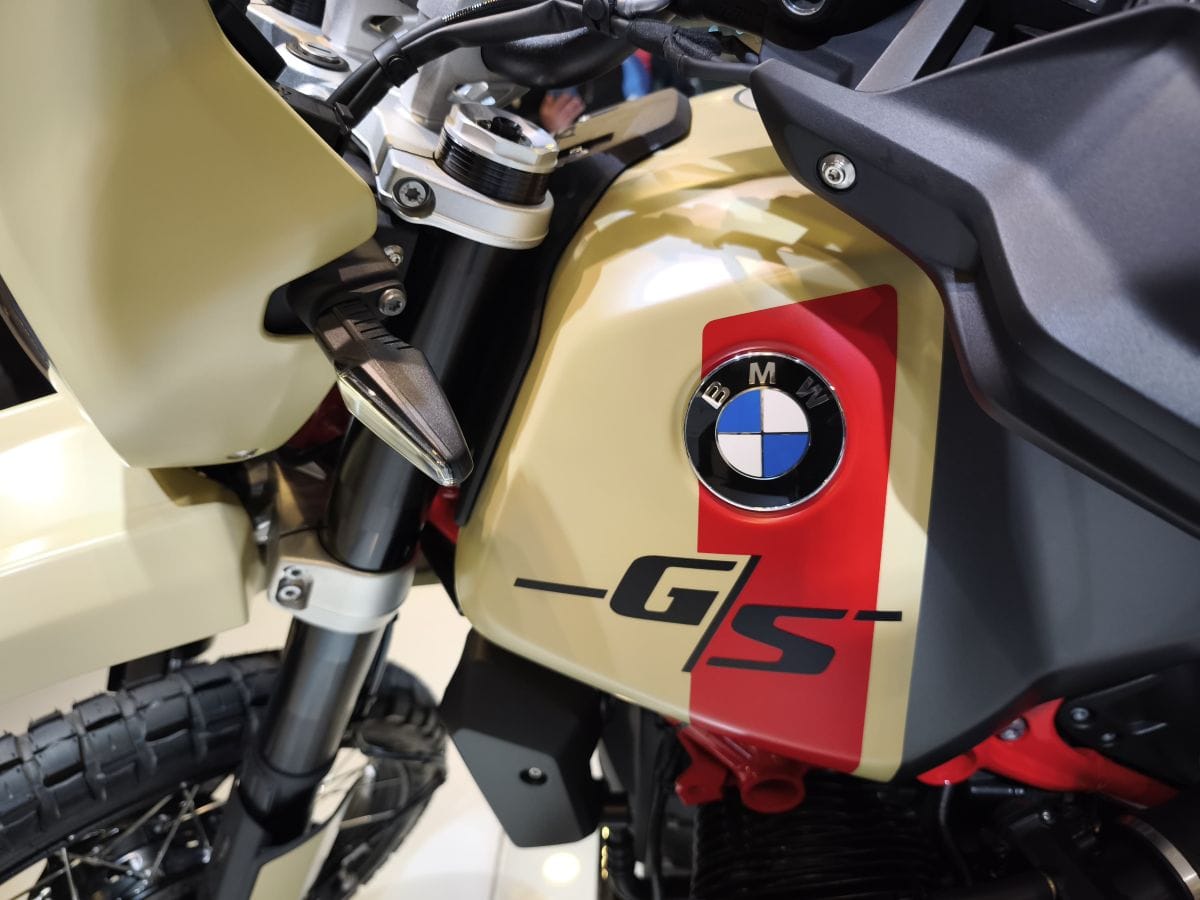 BMW R 12 G/S: RENACIMIENTO ÉPICO DEL ÍCONO RETRO V12MAGAZINE BMW R 12 G/S, esta motocicleta retro de BMW Motorrad Colombia, revive el espíritu de la legendaria R 80 G/S de 1980, actualizada con tecnología moderna. Fue Desde su presentación en The BMW Store de Bogotá, en la Cra. 9 # 80‑12, este modelo ha consolidado su posición como un ícono dentro del segmento premium. Como modelo de entrada, viene en tres versiones: Night Black, estilo Rallye (blanco con azul y rojo) y Option 719 Aragonit mate, desde COP 105.990.000. V12MAGAZINE