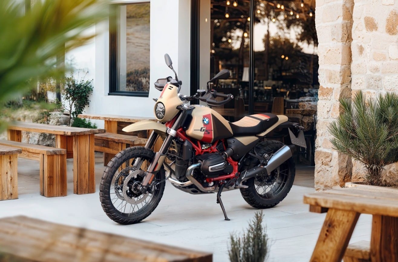 BMW R 12 G/S: RENACIMIENTO ÉPICO DEL ÍCONO RETRO V12MAGAZINE BMW R 12 G/S, esta motocicleta retro de BMW Motorrad Colombia, revive el espíritu de la legendaria R 80 G/S de 1980, actualizada con tecnología moderna. Fue Desde su presentación en The BMW Store de Bogotá, en la Cra. 9 # 80‑12, este modelo ha consolidado su posición como un ícono dentro del segmento premium. Como modelo de entrada, viene en tres versiones: Night Black, estilo Rallye (blanco con azul y rojo) y Option 719 Aragonit mate, desde COP 105.990.000. V12MAGAZINE