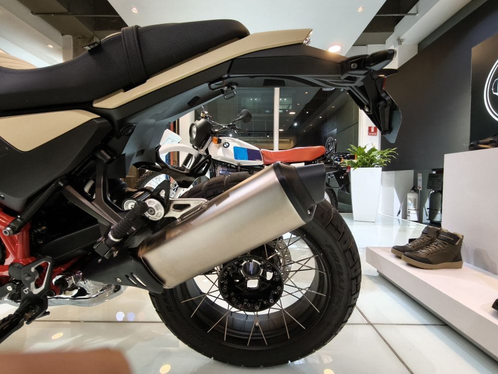 BMW R 12 G/S: RENACIMIENTO ÉPICO DEL ÍCONO RETRO V12MAGAZINE BMW R 12 G/S, esta motocicleta retro de BMW Motorrad Colombia, revive el espíritu de la legendaria R 80 G/S de 1980, actualizada con tecnología moderna. Fue Desde su presentación en The BMW Store de Bogotá, en la Cra. 9 # 80‑12, este modelo ha consolidado su posición como un ícono dentro del segmento premium. Como modelo de entrada, viene en tres versiones: Night Black, estilo Rallye (blanco con azul y rojo) y Option 719 Aragonit mate, desde COP 105.990.000. V12MAGAZINE