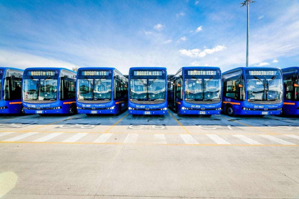 BUSES ELÉCTRICOS: LA REVOLUCIÓN SILENCIOSA QUE TRANSFORMA EL TRANSPORTE EN COLOMBIA V12MAGAZINE Los buses eléctricos están redefiniendo la movilidad urbana en Colombia, liderados por la marca china BYD, que ha consolidado su presencia con una flota significativa y una apuesta por la producción local. V12MAGAZINE