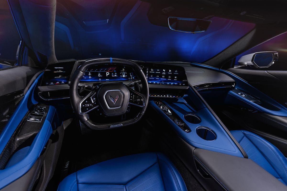 CORVETTE ZR1X 2026: EL HIPERAUTO QUE REDEFINE EL PODER AMERICANO V12MAGAZINE Corvette ZR1X 2026 irrumpe en el panorama automotor como el hiperdeportivo más brutal de Chevrolet, combinando tracción total electrificada, potencia extrema y una ingeniería digna de un cohete de pista. V12MAGAZINE