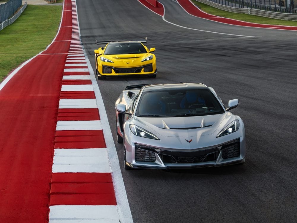 CORVETTE ZR1X 2026: EL HIPERAUTO QUE REDEFINE EL PODER AMERICANO V12MAGAZINE Corvette ZR1X 2026 irrumpe en el panorama automotor como el hiperdeportivo más brutal de Chevrolet, combinando tracción total electrificada, potencia extrema y una ingeniería digna de un cohete de pista. V12MAGAZINE