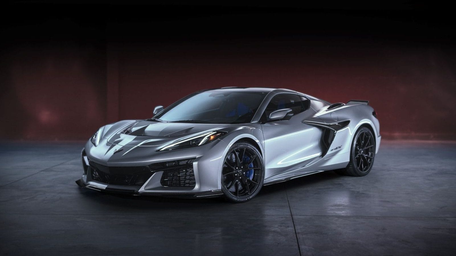 CORVETTE ZR1X 2026: EL HIPERAUTO QUE REDEFINE EL PODER AMERICANO V12MAGAZINE Corvette ZR1X 2026 irrumpe en el panorama automotor como el hiperdeportivo más brutal de Chevrolet, combinando tracción total electrificada, potencia extrema y una ingeniería digna de un cohete de pista. V12MAGAZINE
