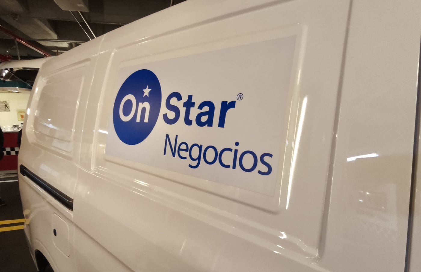 CHEVROLET N400: TECNOLOGÍA DE FÁBRICA PARA IMPULSAR TU PRODUCTIVIDAD AL MÁXIMO V12MAGAZINE Chevrolet N400 llega a Colombia como la opción perfecta para los emprendedores y empresarios que buscan tecnología avanzada, seguridad y eficiencia, todo integrado desde fábrica para impulsar la productividad y proteger cada inversión. V12MAGAZINE