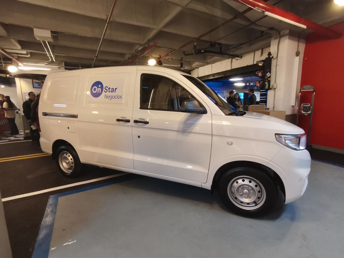 CHEVROLET N400: TECNOLOGÍA DE FÁBRICA PARA IMPULSAR TU PRODUCTIVIDAD AL MÁXIMO V12MAGAZINE Chevrolet N400 llega a Colombia como la opción perfecta para los emprendedores y empresarios que buscan tecnología avanzada, seguridad y eficiencia, todo integrado desde fábrica para impulsar la productividad y proteger cada inversión. V12MAGAZINE