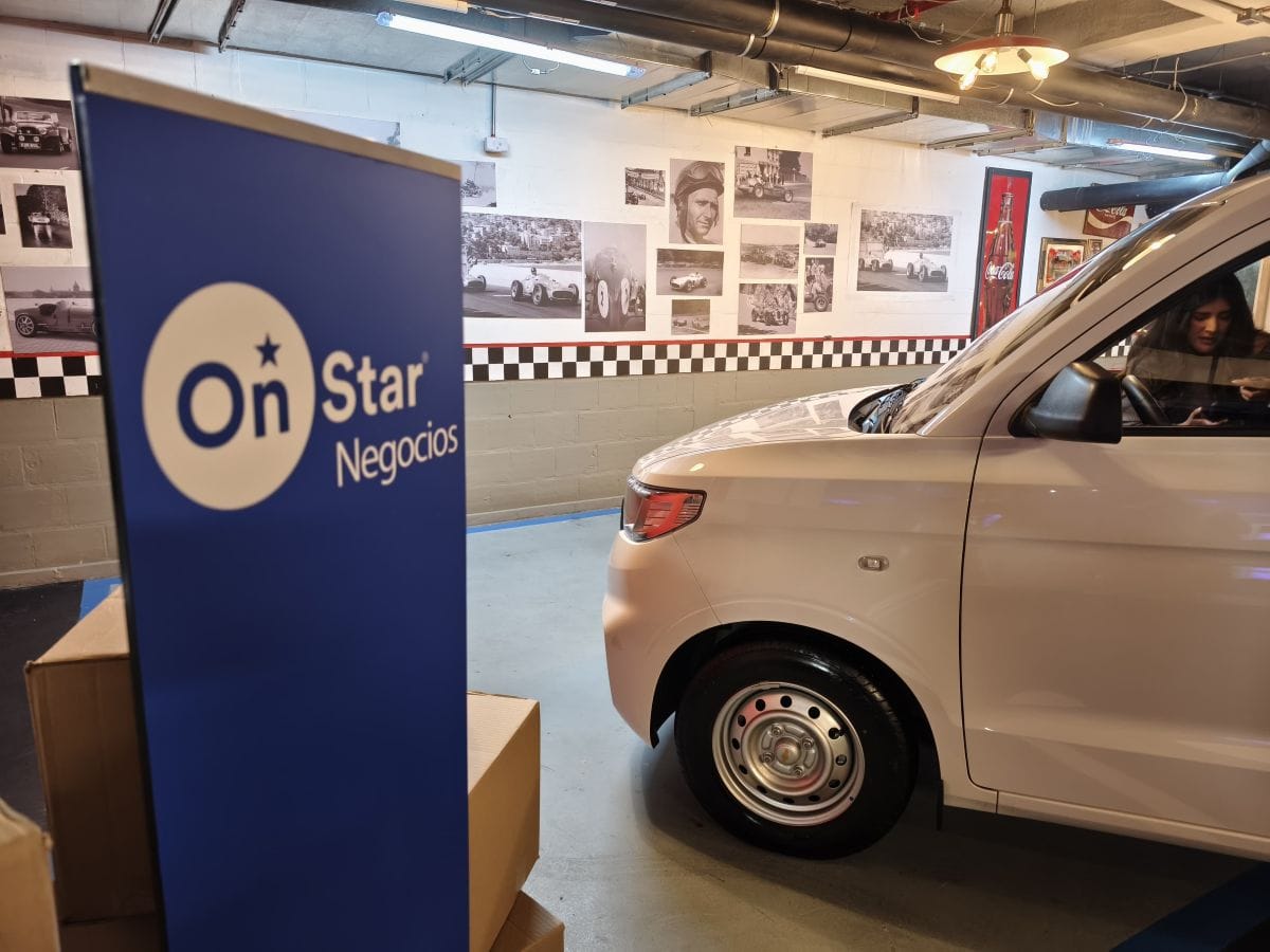 CHEVROLET N400: TECNOLOGÍA DE FÁBRICA PARA IMPULSAR TU PRODUCTIVIDAD AL MÁXIMO V12MAGAZINE Chevrolet N400 llega a Colombia como la opción perfecta para los emprendedores y empresarios que buscan tecnología avanzada, seguridad y eficiencia, todo integrado desde fábrica para impulsar la productividad y proteger cada inversión. V12MAGAZINE