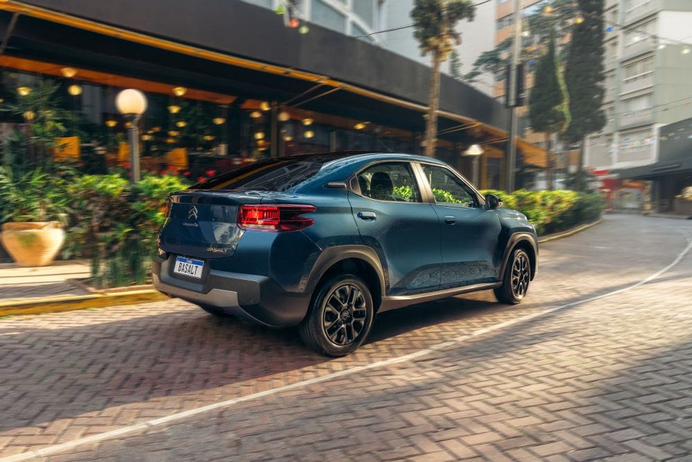 CITROËN BASALT: EL SUV-SEDÁN QUE TE VA A VOLAR LA CABEZA V12MAGAZINE Citroën Basalt irrumpe en Colombia con su propuesta disruptiva en diseño SUV coupé, ofreciendo espacio, confort y versatilidad para familias modernas con estilo y funcionalidad. V12MAGAZINE