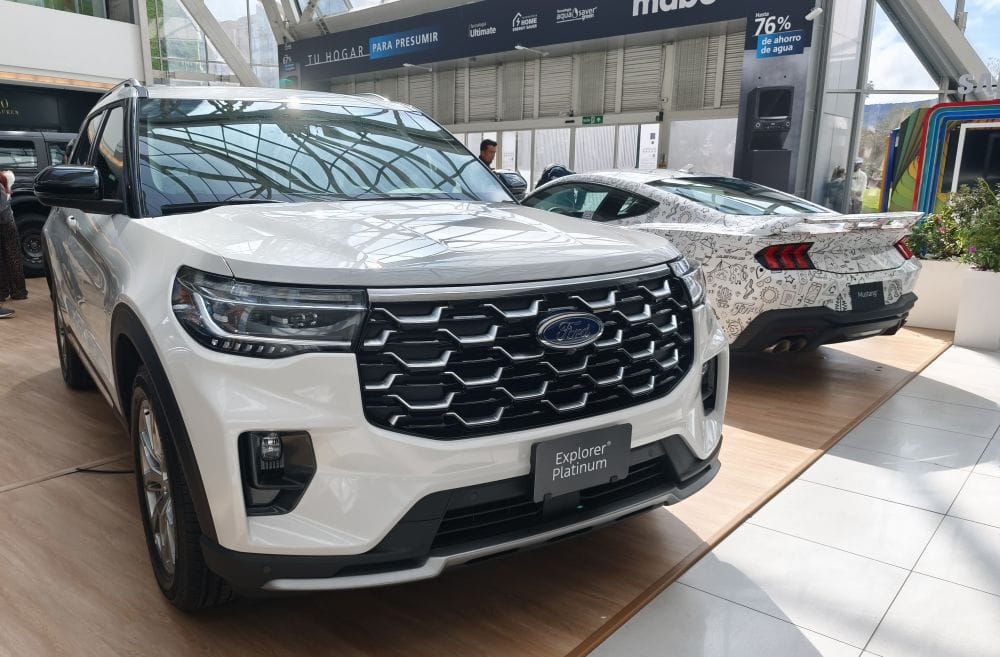 FORD SEASON: INNOVACIÓN, AVENTURA Y FUERZA, EN PARQUE LA COLINA DE BOGOTÁ V12MAGAZINE Ford Season llega al Parque La Colina en Bogotá hasta el 22 de junio, exhibiendo lo mejor de Ford Motor Colombia: desde la nueva Maverick hasta la imponente Expedition. V12MAGAZINE