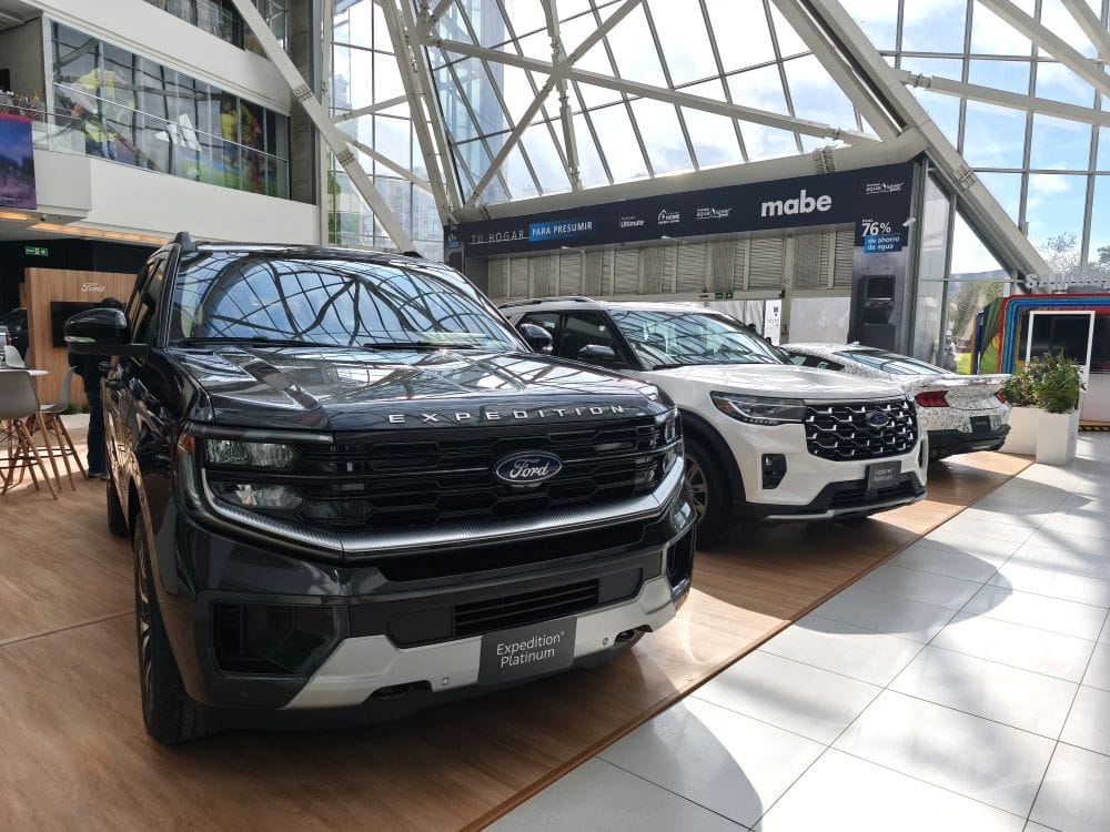 FORD SEASON: INNOVACIÓN, AVENTURA Y FUERZA, EN PARQUE LA COLINA DE BOGOTÁ V12MAGAZINE Ford Season llega al Parque La Colina en Bogotá hasta el 22 de junio, exhibiendo lo mejor de Ford Motor Colombia: desde la nueva Maverick hasta la imponente Expedition. V12MAGAZINE