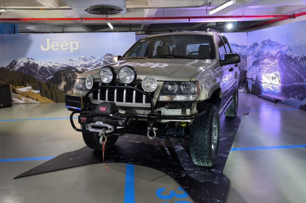 JEEP GRAND CHEROKEE: EL ÍCONO INMORTAL QUE CONQUISTÓ MONSERRATE, VOLVIÓ A RESUGIR DESPUES DE 20 AÑOS V12MAGAZINE Jeep Grand Cherokee