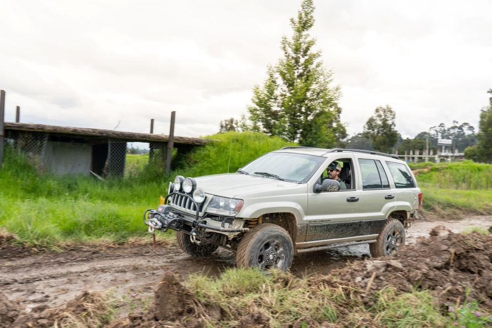 JEEP GRAND CHEROKEE: EL ÍCONO INMORTAL QUE CONQUISTÓ MONSERRATE, VOLVIÓ A RESUGIR DESPUES DE 20 AÑOS V12MAGAZINE Jeep Grand Cherokee, un nombre que resuena con aventura y libertad vuelve a rugir en Colombia. Hace 20 años, un Laredo BRD509 conquistó el Cerro de Monserrate, convirtiéndose en leyenda. Luego de su recuperación, está listo para nuevos desafíos. V12MAGAZINE