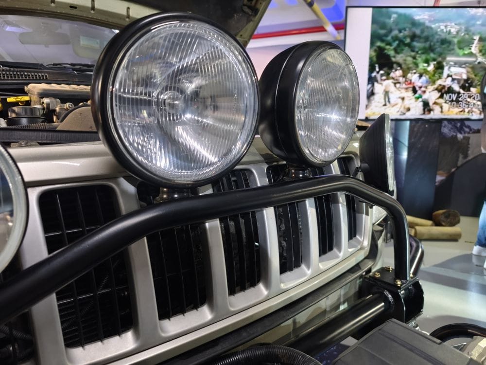 JEEP GRAND CHEROKEE: EL ÍCONO INMORTAL QUE CONQUISTÓ MONSERRATE, VOLVIÓ A RESUGIR DESPUES DE 20 AÑOS V12MAGAZINE Jeep Grand Cherokee, un nombre que resuena con aventura y libertad vuelve a rugir en Colombia. Hace 20 años, un Laredo BRD509 conquistó el Cerro de Monserrate, convirtiéndose en leyenda. Luego de su recuperación, está listo para nuevos desafíos. V12MAGAZINE