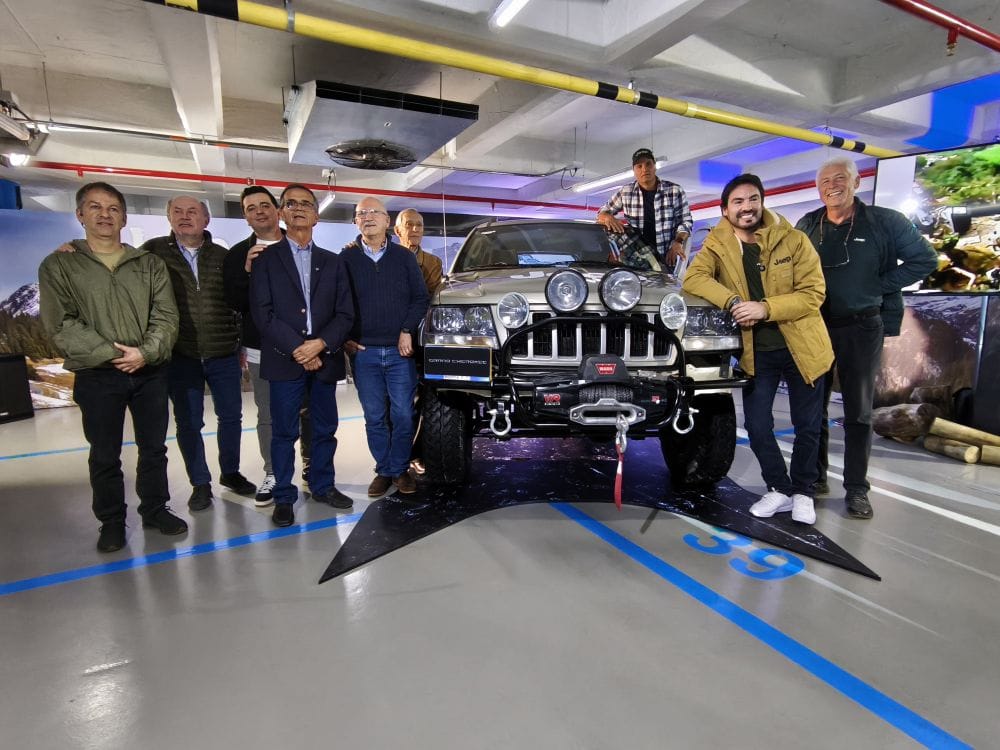 JEEP GRAND CHEROKEE: EL ÍCONO INMORTAL QUE CONQUISTÓ MONSERRATE, VOLVIÓ A RESUGIR DESPUES DE 20 AÑOS V12MAGAZINE Jeep Grand Cherokee, un nombre que resuena con aventura y libertad vuelve a rugir en Colombia. Hace 20 años, un Laredo BRD509 conquistó el Cerro de Monserrate, convirtiéndose en leyenda. Luego de su recuperación, está listo para nuevos desafíos. V12MAGAZINE