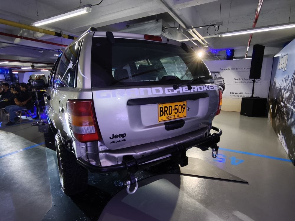 JEEP GRAND CHEROKEE: EL ÍCONO INMORTAL QUE CONQUISTÓ MONSERRATE, VOLVIÓ A RESUGIR DESPUES DE 20 AÑOS V12MAGAZINE Jeep Grand Cherokee, un nombre que resuena con aventura y libertad vuelve a rugir en Colombia. Hace 20 años, un Laredo BRD509 conquistó el Cerro de Monserrate, convirtiéndose en leyenda. Luego de su recuperación, está listo para nuevos desafíos. V12MAGAZINE