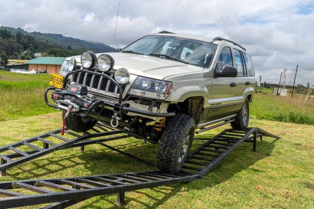 JEEP GRAND CHEROKEE: EL ÍCONO INMORTAL QUE CONQUISTÓ MONSERRATE, VOLVIÓ A RESUGIR DESPUES DE 20 AÑOS V12MAGAZINE Jeep Grand Cherokee, un nombre que resuena con aventura y libertad vuelve a rugir en Colombia. Hace 20 años, un Laredo BRD509 conquistó el Cerro de Monserrate, convirtiéndose en leyenda. Luego de su recuperación, está listo para nuevos desafíos. V12MAGAZINE