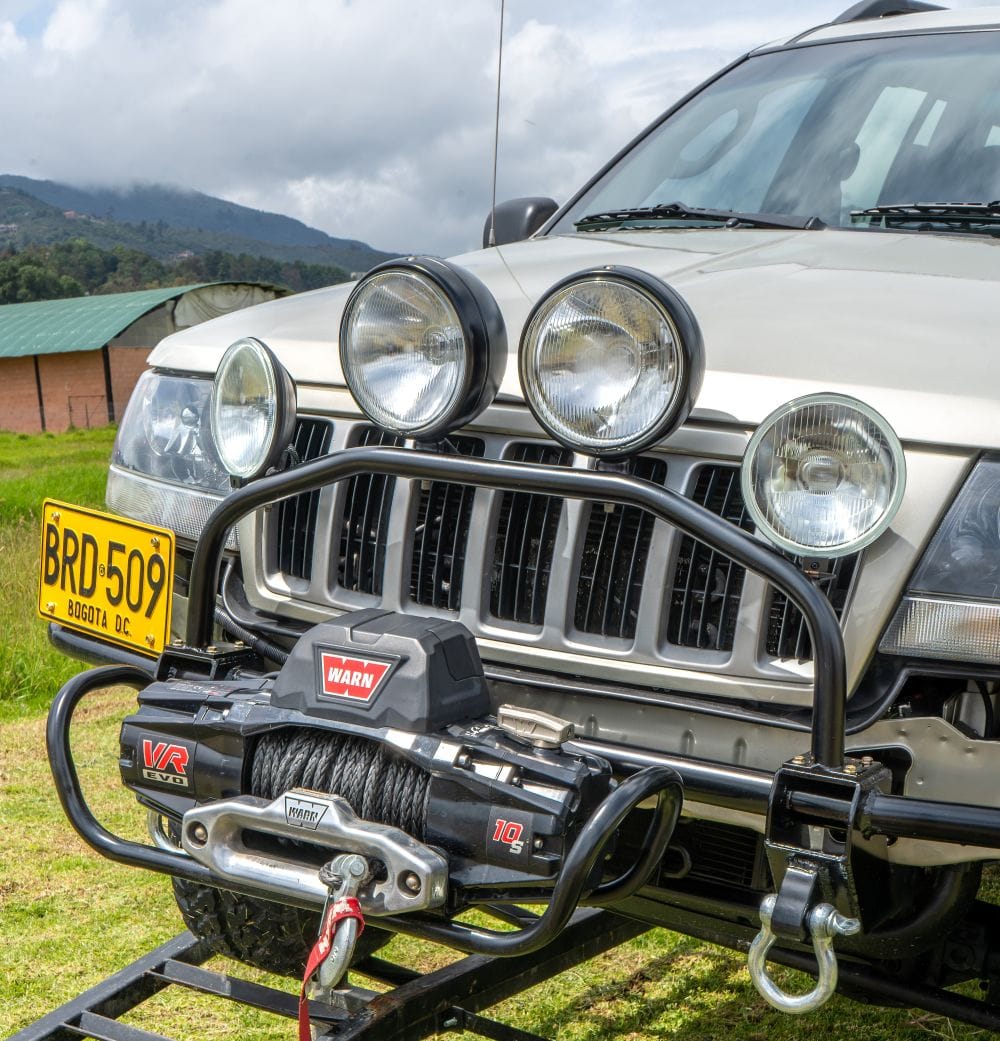 JEEP GRAND CHEROKEE: EL ÍCONO INMORTAL QUE CONQUISTÓ MONSERRATE, VOLVIÓ A RESUGIR DESPUES DE 20 AÑOS V12MAGAZINE Jeep Grand Cherokee, un nombre que resuena con aventura y libertad vuelve a rugir en Colombia. Hace 20 años, un Laredo BRD509 conquistó el Cerro de Monserrate, convirtiéndose en leyenda. Luego de su recuperación, está listo para nuevos desafíos. V12MAGAZINE