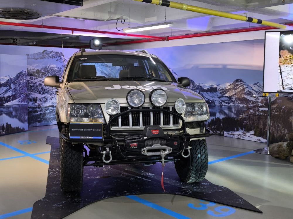 JEEP GRAND CHEROKEE: EL ÍCONO INMORTAL QUE CONQUISTÓ MONSERRATE, VOLVIÓ A RESUGIR DESPUES DE 20 AÑOS V12MAGAZINE Jeep Grand Cherokee, un nombre que resuena con aventura y libertad vuelve a rugir en Colombia. Hace 20 años, un Laredo BRD509 conquistó el Cerro de Monserrate, convirtiéndose en leyenda. Luego de su recuperación, está listo para nuevos desafíos. V12MAGAZINE