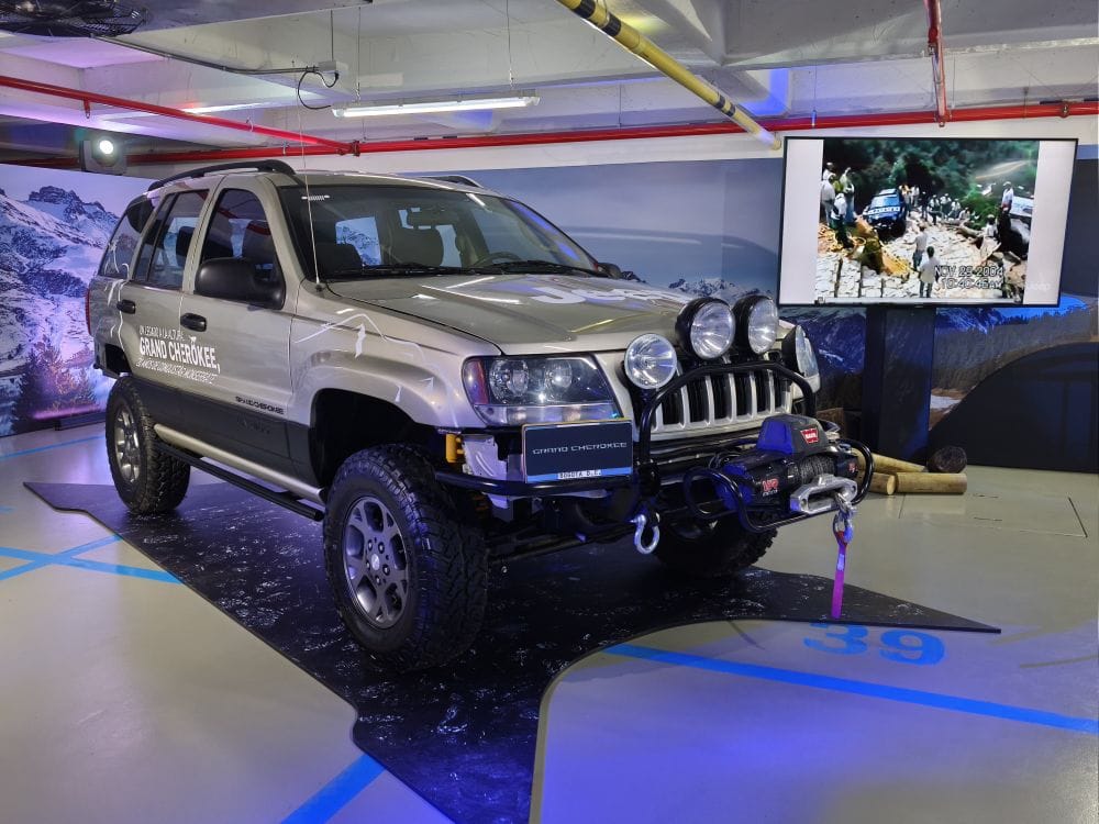JEEP GRAND CHEROKEE: EL ÍCONO INMORTAL QUE CONQUISTÓ MONSERRATE, VOLVIÓ A RESUGIR DESPUES DE 20 AÑOS V12MAGAZINE Jeep Grand Cherokee, un nombre que resuena con aventura y libertad vuelve a rugir en Colombia. Hace 20 años, un Laredo BRD509 conquistó el Cerro de Monserrate, convirtiéndose en leyenda. Luego de su recuperación, está listo para nuevos desafíos. V12MAGAZINE