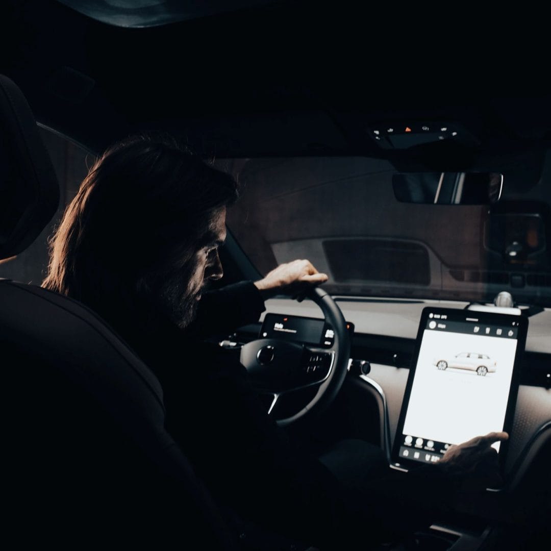 VOLVO EX90: ¡LA SUV MÁS SEGURA DEL MUNDO LLEGA CON JUANES COMO EMBAJADOR! V12MAGAZINE El Volvo EX90 marca un hito en la industria automotriz al combinar tecnología de vanguardia, diseño escandinavo y un firme compromiso con la sostenibilidad. Esta SUV 100% eléctrica no solo redefine los estándares de seguridad, sino que también simboliza el futuro de la movilidad responsable. V12MAGAZINE