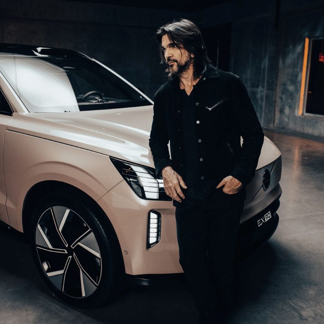 VOLVO EX90: ¡LA SUV MÁS SEGURA DEL MUNDO LLEGA CON JUANES COMO EMBAJADOR! V12MAGAZINE El Volvo EX90 marca un hito en la industria automotriz al combinar tecnología de vanguardia, diseño escandinavo y un firme compromiso con la sostenibilidad. Esta SUV 100% eléctrica no solo redefine los estándares de seguridad, sino que también simboliza el futuro de la movilidad responsable. V12MAGAZINE