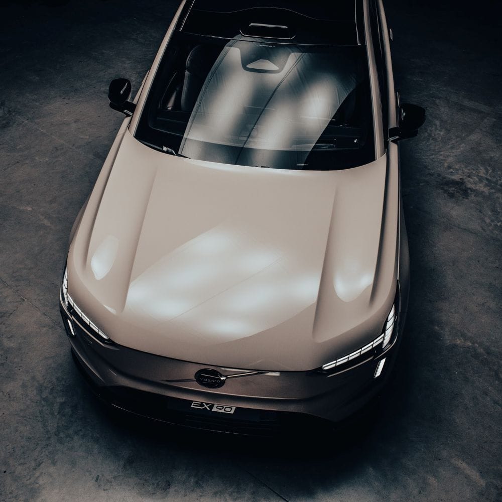 VOLVO EX90: ¡LA SUV MÁS SEGURA DEL MUNDO LLEGA CON JUANES COMO EMBAJADOR! V12MAGAZINE El Volvo EX90 marca un hito en la industria automotriz al combinar tecnología de vanguardia, diseño escandinavo y un firme compromiso con la sostenibilidad. Esta SUV 100% eléctrica no solo redefine los estándares de seguridad, sino que también simboliza el futuro de la movilidad responsable. V12MAGAZINE