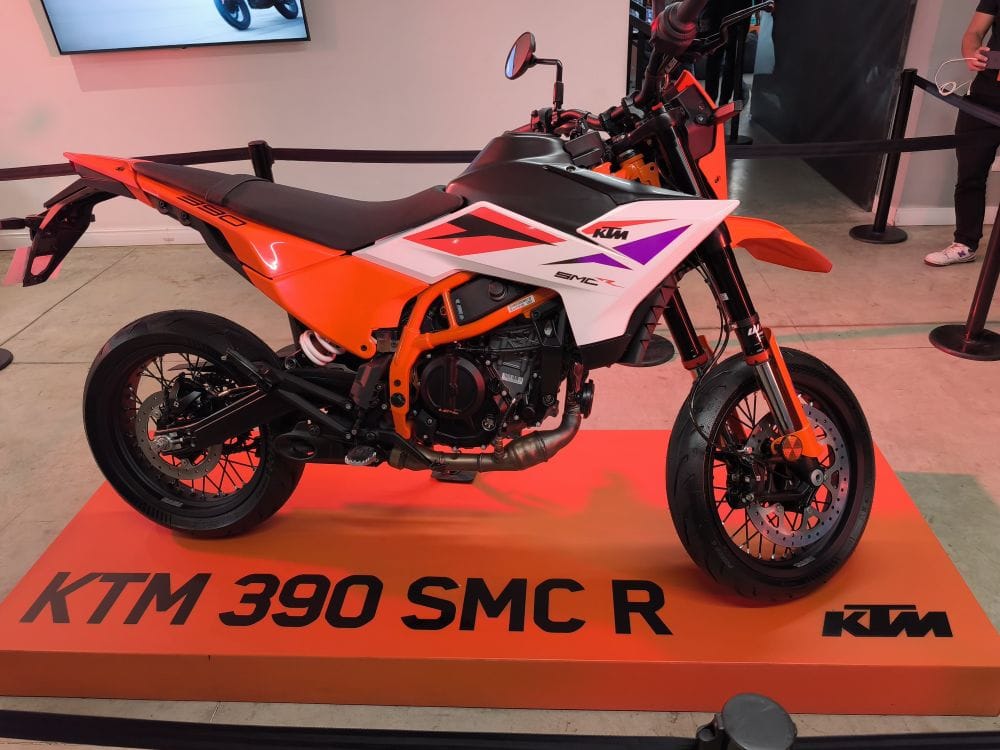 KTM 390 2026: LA FAMILIA QUE DESBORDA ADRENALINA PURA EN TODOS LOS CAMINOS V12MAGAZINE KTM 390 llega a Colombia con una propuesta que rompe esquemas: cuatro modelos potentes, versátiles y cargados de tecnología para conquistar ciudad, montaña y cualquier terreno con espíritu READY TO RACE. V12MAGAZINE