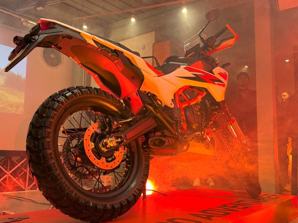 KTM 390 2026: LA FAMILIA QUE DESBORDA ADRENALINA PURA EN TODOS LOS CAMINOS V12MAGAZINE KTM 390 llega a Colombia con una propuesta que rompe esquemas: cuatro modelos potentes, versátiles y cargados de tecnología para conquistar ciudad, montaña y cualquier terreno con espíritu READY TO RACE. V12MAGAZINE