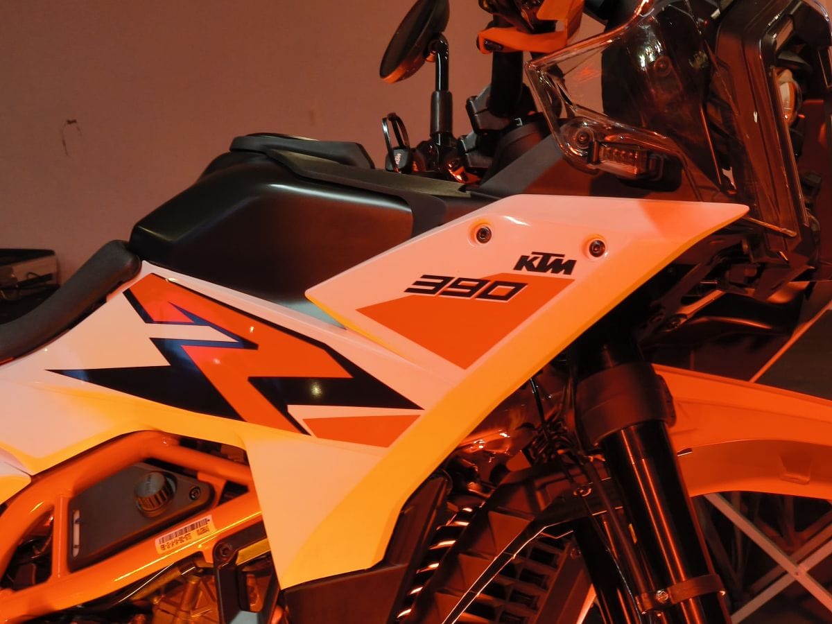 KTM 390 2026: LA FAMILIA QUE DESBORDA ADRENALINA PURA EN TODOS LOS CAMINOS V12MAGAZINE KTM 390