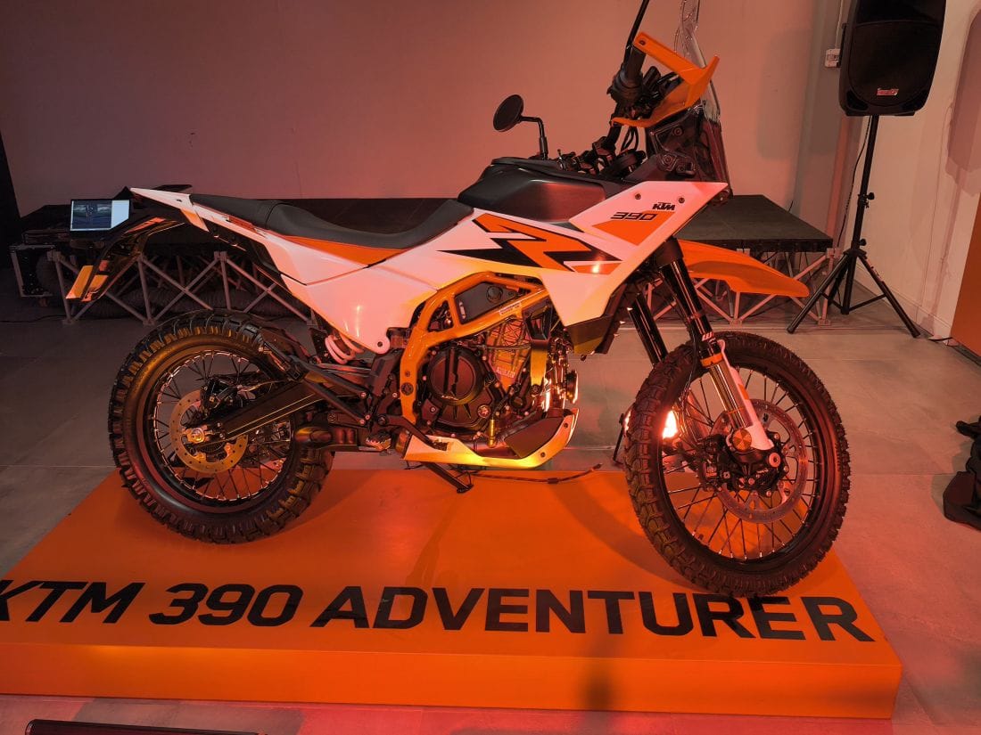 KTM 390 2026: LA FAMILIA QUE DESBORDA ADRENALINA PURA EN TODOS LOS CAMINOS V12MAGAZINE KTM 390